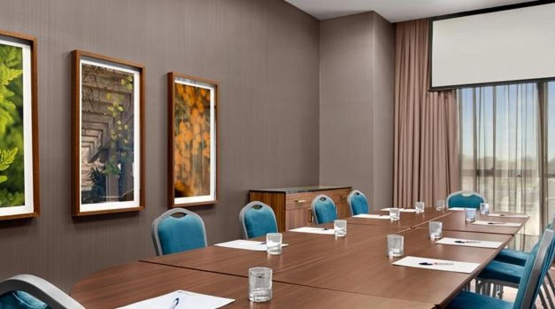 Hilton Garden South 3*